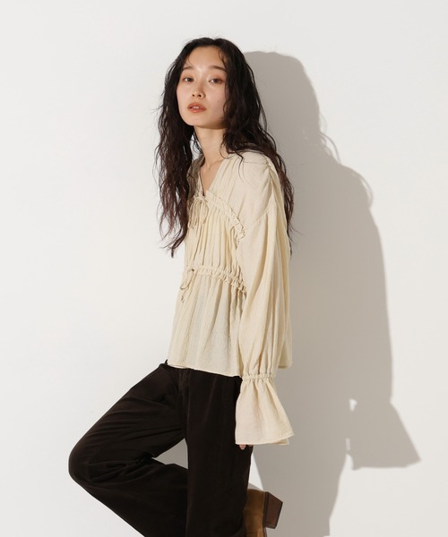 N.（N. Natural Beauty Basic）（エヌエヌナチュラルビューティーベーシック）の「楊柳シャーリングリボンブラウス（シャツ/ブラウス・レディース・アイボリー/レッド/ブラック・MEDIUM）」の6枚目の写真