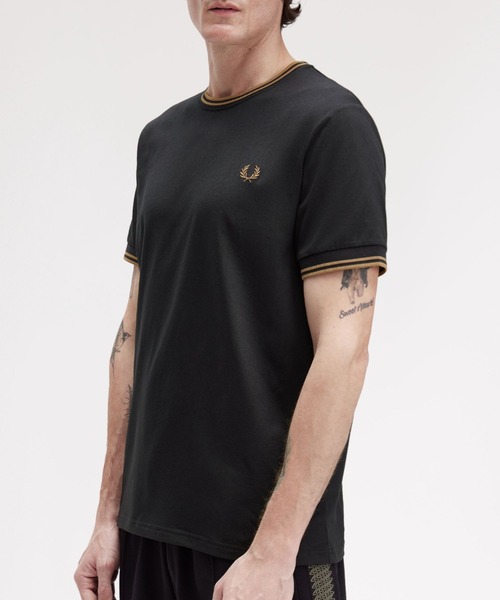 FRED PERRY(フレッドペリー)の「Twin Tipped T-Shirt/ティップラインTシャツ(Tシャツ/カットソー・メンズ・ネイビー系/ブラック系/ダークブルー/ブルー/グリーン/ワインレッド/ネイビー/オフホワイト/ホワイト/ベージュ/ダークグリーン/ブラック/グレー/ミント/ホワイト×ブルー/ブラック系その他/ブルー系その他/マルーン/ライトベージュ/ダークネイビー/サックスブルー/ライトブルー/グレー系その他/ネイビー系3/セージグリーン/ネイビー系2/グリーン系その他/グリーン系その他2/オレンジ/ネイビー系1/ベージュ系その他/ライム/カーキ/オレンジ系・S/M/L/XL)」の7枚目の写真
