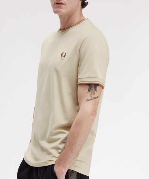 FRED PERRY(フレッドペリー)の「Twin Tipped T-Shirt/ティップラインTシャツ(Tシャツ/カットソー・メンズ・ネイビー系/ブラック系/ダークブルー/ブルー/グリーン/ワインレッド/ネイビー/オフホワイト/ホワイト/ベージュ/ダークグリーン/ブラック/グレー/ミント/ホワイト×ブルー/ブラック系その他/ブルー系その他/マルーン/ライトベージュ/ダークネイビー/サックスブルー/ライトブルー/グレー系その他/ネイビー系3/セージグリーン/ネイビー系2/グリーン系その他/グリーン系その他2/オレンジ/ネイビー系1/ベージュ系その他/ライム/カーキ/オレンジ系・S/M/L/XL)」の10枚目の写真
