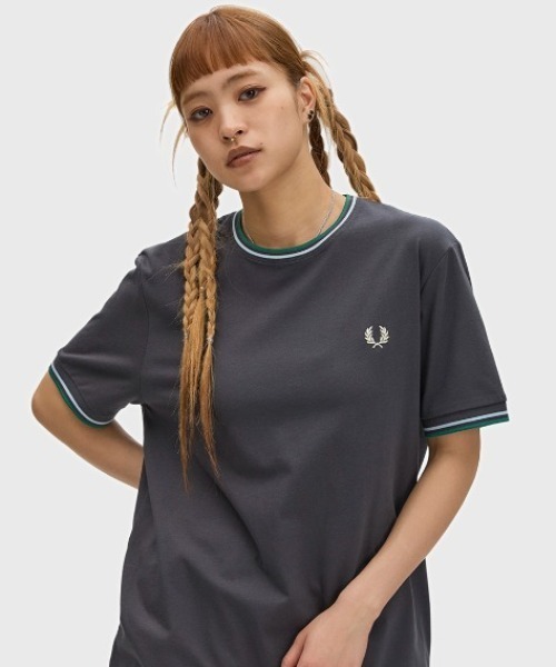 FRED PERRY(フレッドペリー)の「Twin Tipped T-Shirt/ティップラインTシャツ(Tシャツ/カットソー・メンズ・ネイビー系/ブラック系/ダークブルー/ブルー/グリーン/ワインレッド/ネイビー/オフホワイト/ホワイト/ベージュ/ダークグリーン/ブラック/グレー/ミント/ホワイト×ブルー/ブラック系その他/ブルー系その他/マルーン/ライトベージュ/ダークネイビー/サックスブルー/ライトブルー/グレー系その他/ネイビー系3/セージグリーン/ネイビー系2/グリーン系その他/グリーン系その他2/オレンジ/ネイビー系1/ベージュ系その他/ライム/カーキ/オレンジ系・S/M/L/XL)」の9枚目の写真