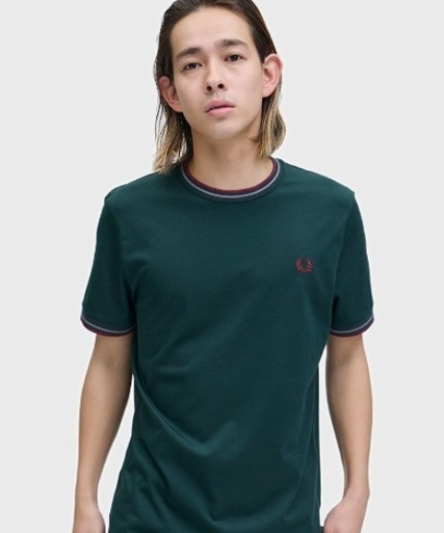 FRED PERRY(フレッドペリー)の「Twin Tipped T-Shirt/ティップラインTシャツ(Tシャツ/カットソー・メンズ・ネイビー系/ブラック系/ダークブルー/ブルー/グリーン/ワインレッド/ネイビー/オフホワイト/ホワイト/ベージュ/ダークグリーン/ブラック/グレー/ミント/ホワイト×ブルー/ブラック系その他/ブルー系その他/マルーン/ライトベージュ/ダークネイビー/サックスブルー/ライトブルー/グレー系その他/ネイビー系3/セージグリーン/ネイビー系2/グリーン系その他/グリーン系その他2/オレンジ/ネイビー系1/ベージュ系その他/ライム/カーキ/オレンジ系・S/M/L/XL)」の18枚目の写真