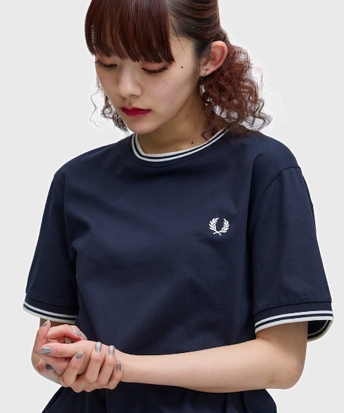 FRED PERRY(フレッドペリー)の「Twin Tipped T-Shirt/ティップラインTシャツ(Tシャツ/カットソー・メンズ・ネイビー系/ブラック系/ダークブルー/ブルー/グリーン/ワインレッド/ネイビー/オフホワイト/ホワイト/ベージュ/ダークグリーン/ブラック/グレー/ミント/ホワイト×ブルー/ブラック系その他/ブルー系その他/マルーン/ライトベージュ/ダークネイビー/サックスブルー/ライトブルー/グレー系その他/ネイビー系3/セージグリーン/ネイビー系2/グリーン系その他/グリーン系その他2/オレンジ/ネイビー系1/ベージュ系その他/ライム/カーキ/オレンジ系・S/M/L/XL)」の21枚目の写真