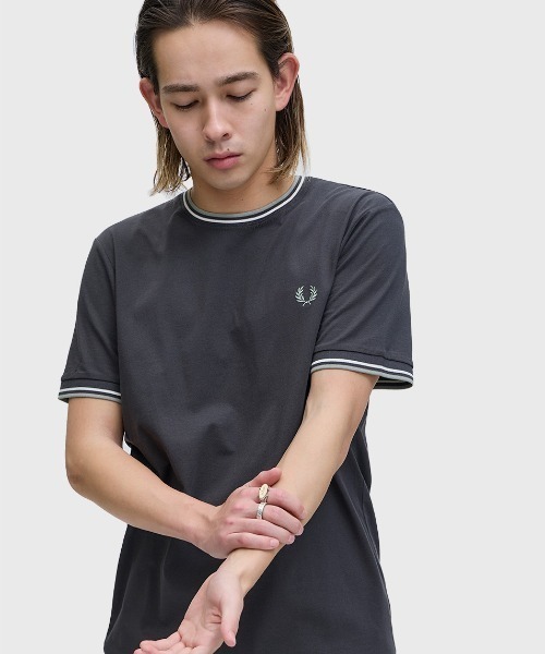 FRED PERRY(フレッドペリー)の「Twin Tipped T-Shirt/ティップラインTシャツ(Tシャツ/カットソー・メンズ・ネイビー系/ブラック系/ダークブルー/ブルー/グリーン/ワインレッド/ネイビー/オフホワイト/ホワイト/ベージュ/ダークグリーン/ブラック/グレー/ミント/ホワイト×ブルー/ブラック系その他/ブルー系その他/マルーン/ライトベージュ/ダークネイビー/サックスブルー/ライトブルー/グレー系その他/ネイビー系3/セージグリーン/ネイビー系2/グリーン系その他/グリーン系その他2/オレンジ/ネイビー系1/ベージュ系その他/ライム/カーキ/オレンジ系・S/M/L/XL)」の8枚目の写真