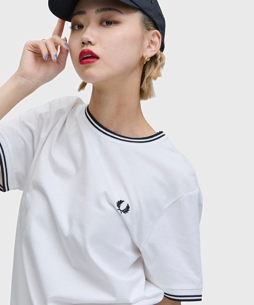 FRED PERRY(フレッドペリー)の「Twin Tipped T-Shirt/ティップラインTシャツ(Tシャツ/カットソー・メンズ・ネイビー系/ブラック系/ダークブルー/ブルー/グリーン/ワインレッド/ネイビー/オフホワイト/ホワイト/ベージュ/ダークグリーン/ブラック/グレー/ミント/ホワイト×ブルー/ブラック系その他/ブルー系その他/マルーン/ライトベージュ/ダークネイビー/サックスブルー/ライトブルー/グレー系その他/ネイビー系3/セージグリーン/ネイビー系2/グリーン系その他/グリーン系その他2/オレンジ/ネイビー系1/ベージュ系その他/ライム/カーキ/オレンジ系・S/M/L/XL)」の2枚目の写真