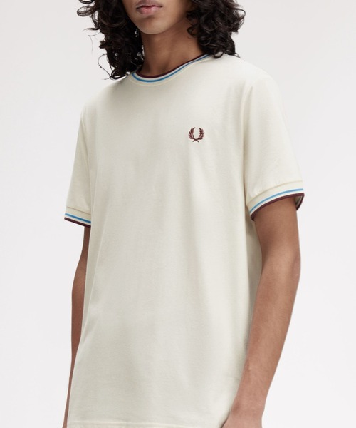 FRED PERRY(フレッドペリー)の「Twin Tipped T-Shirt/ティップラインTシャツ(Tシャツ/カットソー・メンズ・ネイビー系/ブラック系/ダークブルー/ブルー/グリーン/ワインレッド/ネイビー/オフホワイト/ホワイト/ベージュ/ダークグリーン/ブラック/グレー/ミント/ホワイト×ブルー/ブラック系その他/ブルー系その他/マルーン/ライトベージュ/ダークネイビー/サックスブルー/ライトブルー/グレー系その他/ネイビー系3/セージグリーン/ネイビー系2/グリーン系その他/グリーン系その他2/オレンジ/ネイビー系1/ベージュ系その他/ライム/カーキ/オレンジ系・S/M/L/XL)」の3枚目の写真