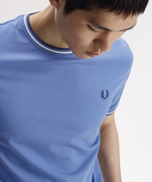 FRED PERRY(フレッドペリー)の「Twin Tipped T-Shirt/ティップラインTシャツ(Tシャツ/カットソー・メンズ・ネイビー系/ブラック系/ダークブルー/ブルー/グリーン/ワインレッド/ネイビー/オフホワイト/ホワイト/ベージュ/ダークグリーン/ブラック/グレー/ミント/ホワイト×ブルー/ブラック系その他/ブルー系その他/マルーン/ライトベージュ/ダークネイビー/サックスブルー/ライトブルー/グレー系その他/ネイビー系3/セージグリーン/ネイビー系2/グリーン系その他/グリーン系その他2/オレンジ/ネイビー系1/ベージュ系その他/ライム/カーキ/オレンジ系・S/M/L/XL)」の22枚目の写真