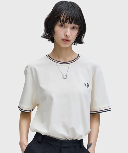 FRED PERRY(フレッドペリー)の「Twin Tipped T-Shirt/ティップラインTシャツ(Tシャツ/カットソー・メンズ・ネイビー系/ブラック系/ダークブルー/ブルー/グリーン/ワインレッド/ネイビー/オフホワイト/ホワイト/ベージュ/ダークグリーン/ブラック/グレー/ミント/ホワイト×ブルー/ブラック系その他/ブルー系その他/マルーン/ライトベージュ/ダークネイビー/サックスブルー/ライトブルー/グレー系その他/ネイビー系3/セージグリーン/ネイビー系2/グリーン系その他/グリーン系その他2/オレンジ/ネイビー系1/ベージュ系その他/ライム/カーキ/オレンジ系・S/M/L/XL)」の11枚目の写真