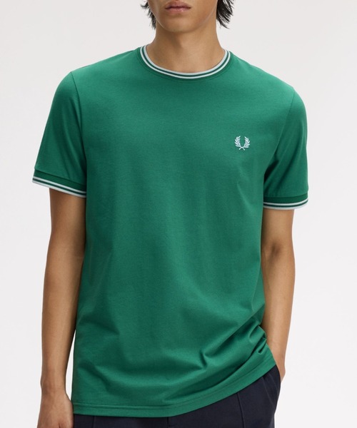FRED PERRY(フレッドペリー)の「Twin Tipped T-Shirt/ティップラインTシャツ(Tシャツ/カットソー・メンズ・ネイビー系/ブラック系/ダークブルー/ブルー/グリーン/ワインレッド/ネイビー/オフホワイト/ホワイト/ベージュ/ダークグリーン/ブラック/グレー/ミント/ホワイト×ブルー/ブラック系その他/ブルー系その他/マルーン/ライトベージュ/ダークネイビー/サックスブルー/ライトブルー/グレー系その他/ネイビー系3/セージグリーン/ネイビー系2/グリーン系その他/グリーン系その他2/オレンジ/ネイビー系1/ベージュ系その他/ライム/カーキ/オレンジ系・S/M/L/XL)」の19枚目の写真