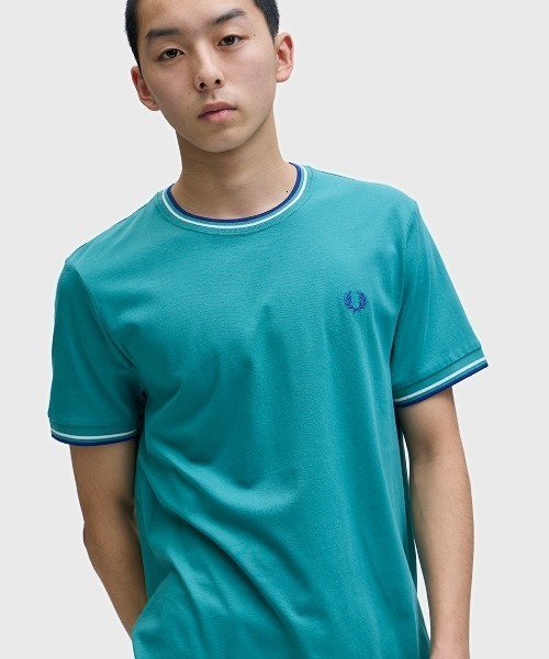 FRED PERRY(フレッドペリー)の「Twin Tipped T-Shirt/ティップラインTシャツ(Tシャツ/カットソー・メンズ・ネイビー系/ブラック系/ダークブルー/ブルー/グリーン/ワインレッド/ネイビー/オフホワイト/ホワイト/ベージュ/ダークグリーン/ブラック/グレー/ミント/ホワイト×ブルー/ブラック系その他/ブルー系その他/マルーン/ライトベージュ/ダークネイビー/サックスブルー/ライトブルー/グレー系その他/ネイビー系3/セージグリーン/ネイビー系2/グリーン系その他/グリーン系その他2/オレンジ/ネイビー系1/ベージュ系その他/ライム/カーキ/オレンジ系・S/M/L/XL)」の16枚目の写真