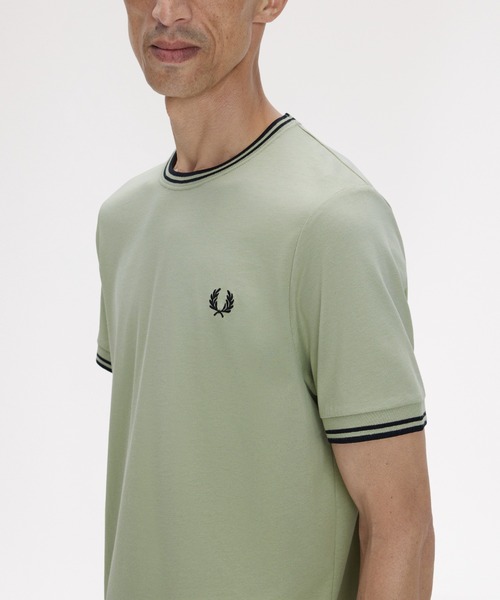 FRED PERRY(フレッドペリー)の「Twin Tipped T-Shirt/ティップラインTシャツ(Tシャツ/カットソー・メンズ・ネイビー系/ブラック系/ダークブルー/ブルー/グリーン/ワインレッド/ネイビー/オフホワイト/ホワイト/ベージュ/ダークグリーン/ブラック/グレー/ミント/ホワイト×ブルー/ブラック系その他/ブルー系その他/マルーン/ライトベージュ/ダークネイビー/サックスブルー/ライトブルー/グレー系その他/ネイビー系3/セージグリーン/ネイビー系2/グリーン系その他/グリーン系その他2/オレンジ/ネイビー系1/ベージュ系その他/ライム/カーキ/オレンジ系・S/M/L/XL)」の17枚目の写真