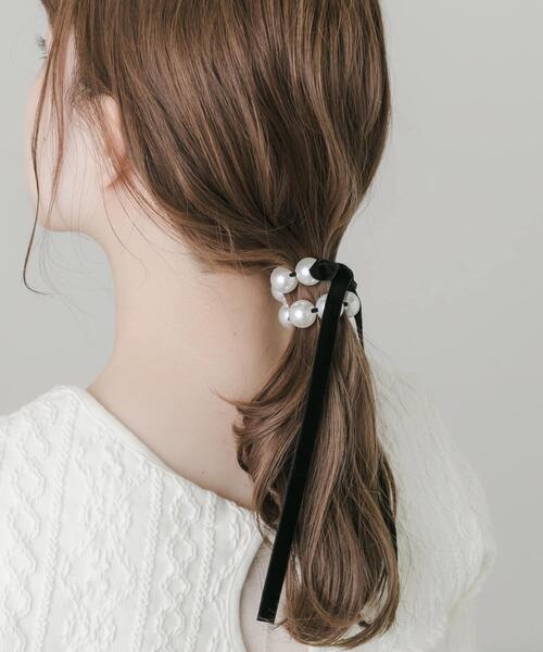 SMELLY(スメリー)の「ビッグパールベロアリボンヘアゴム(ヘアゴム・レディース・ホワイト系その他・-)」の2枚目の写真