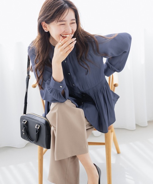 GLACIER lusso（グラシアルッソ）の「ペプラムギャザーブラウス（シャツ/ブラウス・レディース・ネイビー/グレイッシュブルー/ダークオレンジ/グレイッシュベージュ・LL/S/L/M）」の11枚目の写真