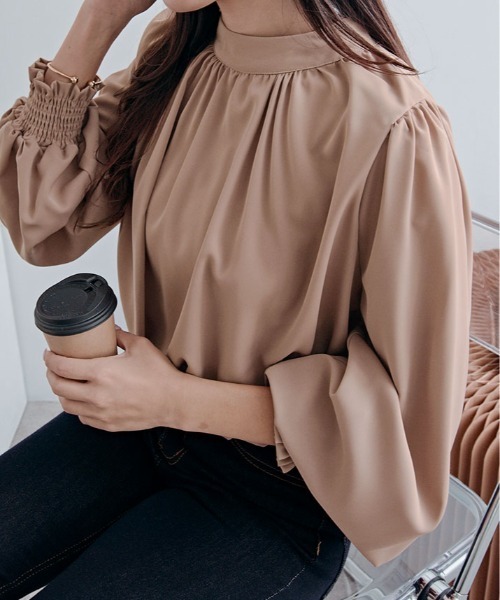 kirakiraShop（キラキラショップ）の「スタンド カラー ギャザー ブラウス（シャツ/ブラウス・レディース・モカ/ベージュ/ピンクベージュ/オフホワイト/ブルー・M/L）」の3枚目の写真