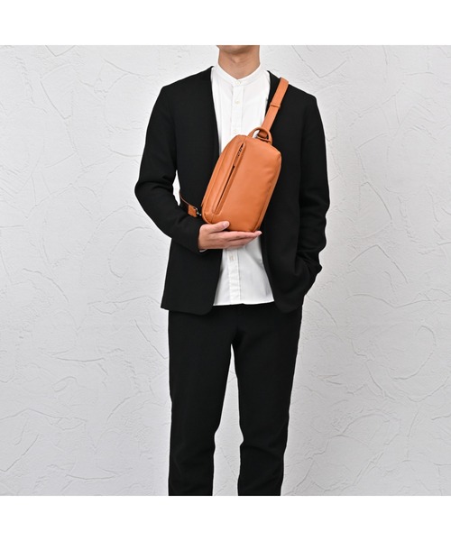 JOYA(ジョヤ)の「新定番サイズの小さめボディバッグ(ボディバッグ/ウエストポーチ・メンズ・チョコ/キャメル/ネイビー/ブラック・FREE)」の10枚目の写真