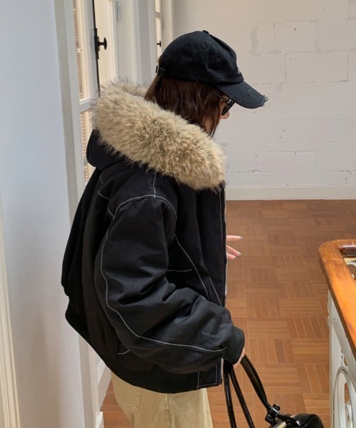 GEMEDA（ジェメダ）の「フェイクファー　フード付きボアライナーブルゾン（ブルゾン・レディース・ブラック/カーキ・M）」の6枚目の写真