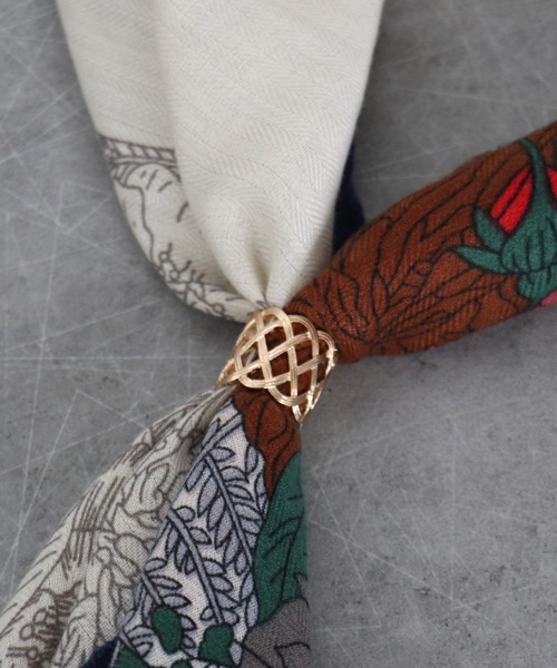 Three Four Time（ｽﾘｰﾌｫｰﾀｲﾑ）の「格子メタルスカーフリング（ストール/ショール・レディース・シルバー/ゴールド・FREE）」の7枚目の写真