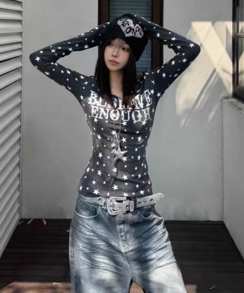 AsRiRe(アスリレイ)の「スター柄/前プリントvネックトップス(Tシャツ/カットソー・レディース・ホワイト/ダークグレー・M)」の1枚目の写真