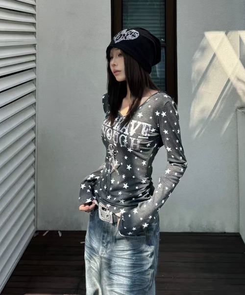 AsRiRe(アスリレイ)の「スター柄/前プリントvネックトップス(Tシャツ/カットソー・レディース・ホワイト/ダークグレー・M)」の6枚目の写真