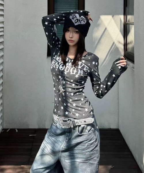 AsRiRe(アスリレイ)の「スター柄/前プリントvネックトップス(Tシャツ/カットソー・レディース・ホワイト/ダークグレー・M)」の4枚目の写真