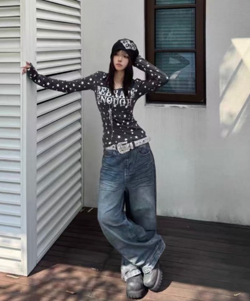 AsRiRe(アスリレイ)の「スター柄/前プリントvネックトップス(Tシャツ/カットソー・レディース・ホワイト/ダークグレー・M)」の9枚目の写真