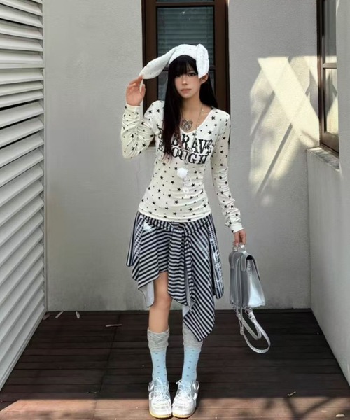 AsRiRe(アスリレイ)の「スター柄/前プリントvネックトップス(Tシャツ/カットソー・レディース・ホワイト/ダークグレー・M)」の8枚目の写真