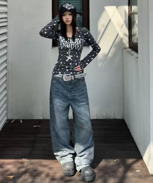 AsRiRe(アスリレイ)の「スター柄/前プリントvネックトップス(Tシャツ/カットソー・レディース・ホワイト/ダークグレー・M)」の5枚目の写真