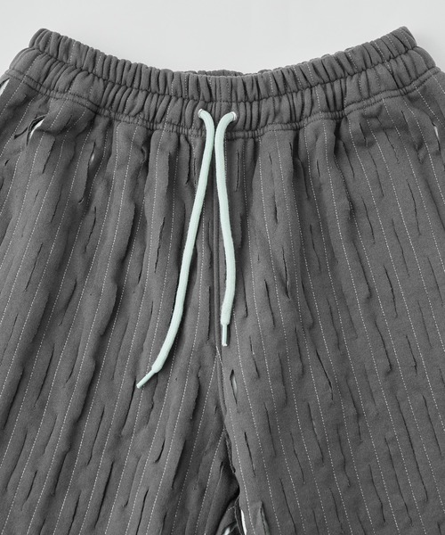styles(スタイルス)の「PAS UNE MARQUE DOUBLE-PANELLED DISTRESSED SHORT 504(その他パンツ・メンズ・ダークグレー・2/3)」の3枚目の写真