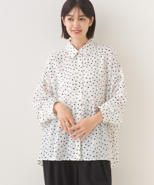 OMNES(オムネス)の「ポプリンギャザー切替 レギュラーカラー 長袖シャツブラウス(シャツ/ブラウス・レディース・ブルー/ブラック/ライトベージュ/マルチ/ホワイト/ホワイト系その他・FREE)」の3枚目の写真