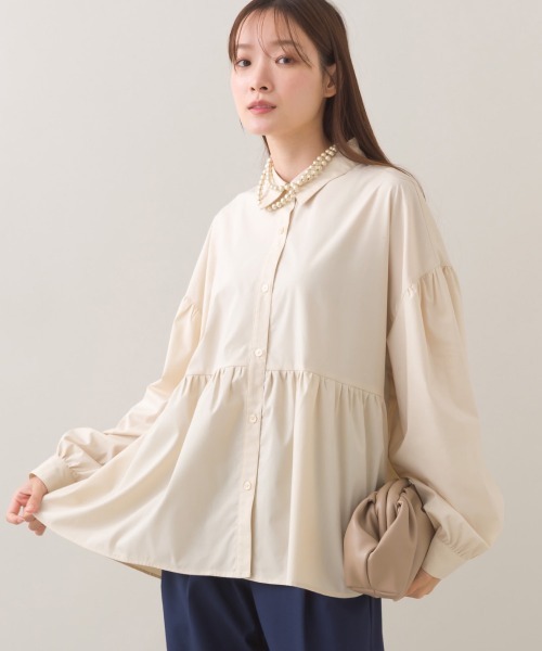 OMNES(オムネス)の「ポプリンギャザー切替 レギュラーカラー 長袖シャツブラウス(シャツ/ブラウス・レディース・ブルー/ブラック/ライトベージュ/マルチ/ホワイト/ホワイト系その他・FREE)」の5枚目の写真