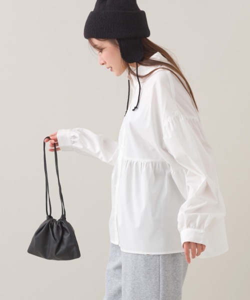 OMNES(オムネス)の「ポプリンギャザー切替 レギュラーカラー 長袖シャツブラウス(シャツ/ブラウス・レディース・ブルー/ブラック/ライトベージュ/マルチ/ホワイト/ホワイト系その他・FREE)」の7枚目の写真
