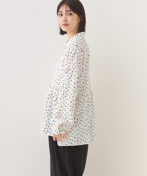 OMNES(オムネス)の「ポプリンギャザー切替 レギュラーカラー 長袖シャツブラウス(シャツ/ブラウス・レディース・ブルー/ブラック/ライトベージュ/マルチ/ホワイト/ホワイト系その他・FREE)」の11枚目の写真