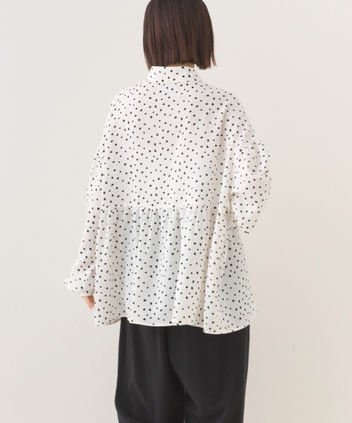 OMNES(オムネス)の「ポプリンギャザー切替 レギュラーカラー 長袖シャツブラウス(シャツ/ブラウス・レディース・ブルー/ブラック/ライトベージュ/マルチ/ホワイト/ホワイト系その他・FREE)」の12枚目の写真