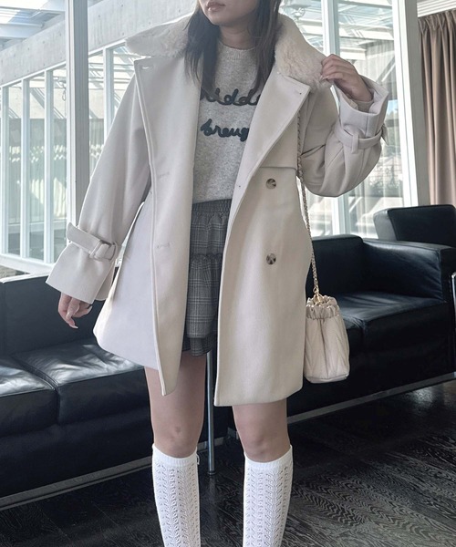 AS KNOW AS plus（アズノゥアズプラス）の「♪取り外し可能 エコファー衿 ベルト付きミドルコート（チェスターコート・レディース・アイボリー/ブラック/ベージュ/杢グレー・FREE）」の5枚目の写真