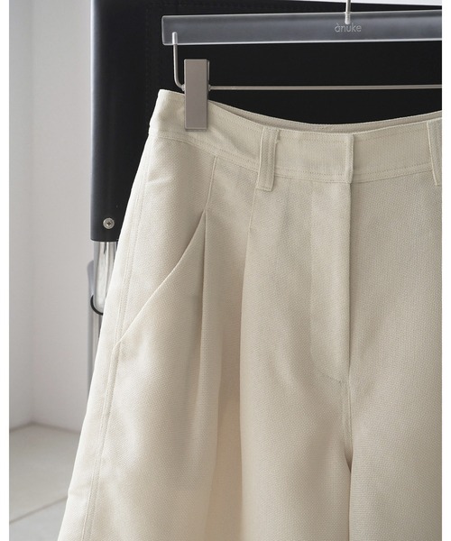 anuke(アンヌーク)の「Tuck Half Pants(その他パンツ・レディース・ネイビー/アイボリー・36inch/38inch)」の13枚目の写真