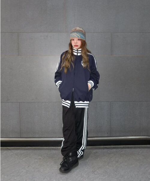 TRAVEL（トラベル）の「ジャージトラックジャケットネイビー（ナイロンジャケット・レディース・その他・LARGE/SMALL/MEDIUM）」の4枚目の写真