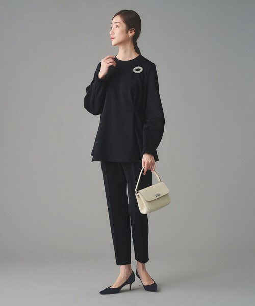 UNITED ARROWS（ユナイテッドアローズ）の「SPONGY タック テーパードパンツ（スラックス・レディース・オフホワイト/ブラック/ネイビー・42/40/38/36/34/32）」の4枚目の写真