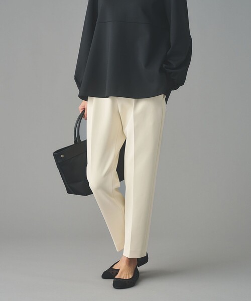 UNITED ARROWS（ユナイテッドアローズ）の「SPONGY タック テーパードパンツ（スラックス・レディース・オフホワイト/ブラック/ネイビー・42/40/38/36/34/32）」の7枚目の写真