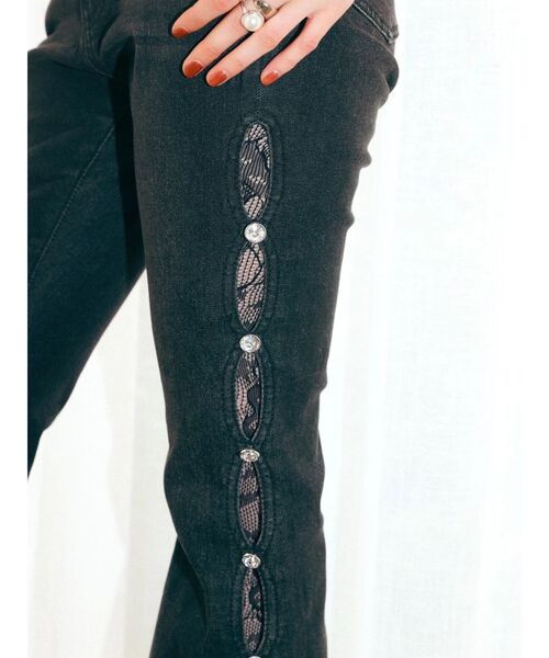 EVRIS(エヴリス)の「サイドビジューフレアデニムパンツ(デニムパンツ・レディース・ブルー/ブラック/インディゴブルー・X-SMALL/SMALL/MEDIUM)」の4枚目の写真