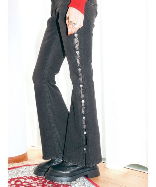 EVRIS(エヴリス)の「サイドビジューフレアデニムパンツ(デニムパンツ・レディース・ブルー/ブラック/インディゴブルー・X-SMALL/SMALL/MEDIUM)」の5枚目の写真