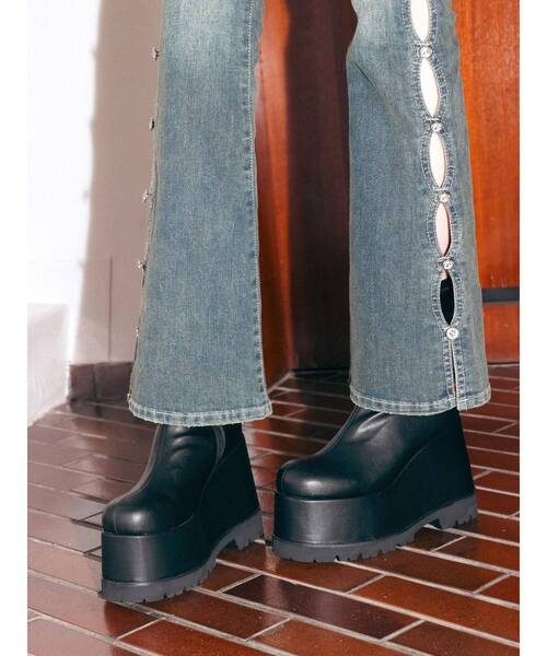 EVRIS(エヴリス)の「サイドビジューフレアデニムパンツ(デニムパンツ・レディース・ブルー/ブラック/インディゴブルー・X-SMALL/SMALL/MEDIUM)」の8枚目の写真