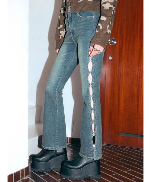 EVRIS(エヴリス)の「サイドビジューフレアデニムパンツ(デニムパンツ・レディース・ブルー/ブラック/インディゴブルー・X-SMALL/SMALL/MEDIUM)」の9枚目の写真