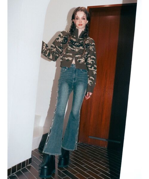 EVRIS(エヴリス)の「サイドビジューフレアデニムパンツ(デニムパンツ・レディース・ブルー/ブラック/インディゴブルー・X-SMALL/SMALL/MEDIUM)」の12枚目の写真