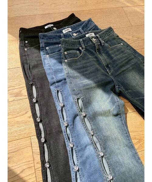 EVRIS(エヴリス)の「サイドビジューフレアデニムパンツ(デニムパンツ・レディース・ブルー/ブラック/インディゴブルー・X-SMALL/SMALL/MEDIUM)」の13枚目の写真