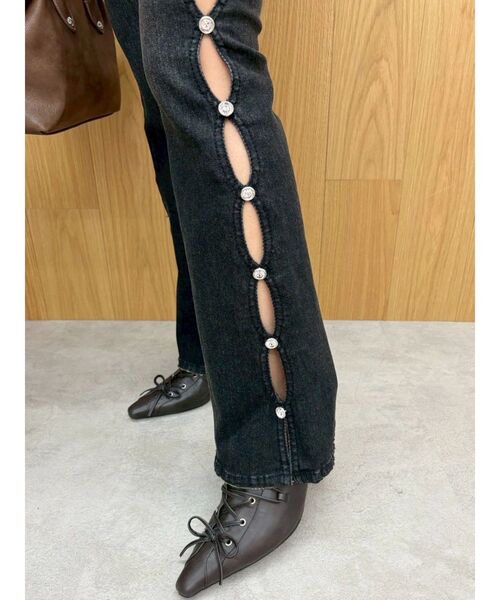 EVRIS(エヴリス)の「サイドビジューフレアデニムパンツ(デニムパンツ・レディース・ブルー/ブラック/インディゴブルー・X-SMALL/SMALL/MEDIUM)」の18枚目の写真