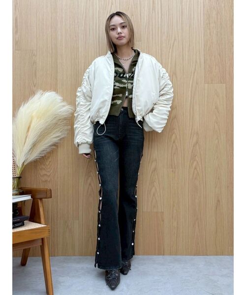 EVRIS(エヴリス)の「サイドビジューフレアデニムパンツ(デニムパンツ・レディース・ブルー/ブラック/インディゴブルー・X-SMALL/SMALL/MEDIUM)」の22枚目の写真