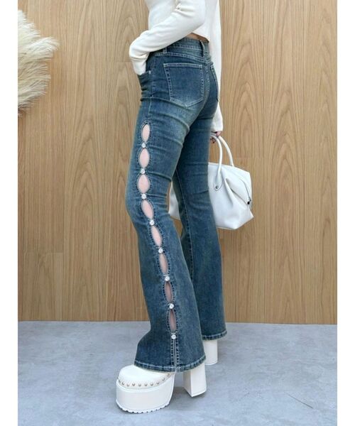 EVRIS(エヴリス)の「サイドビジューフレアデニムパンツ(デニムパンツ・レディース・ブルー/ブラック/インディゴブルー・X-SMALL/SMALL/MEDIUM)」の2枚目の写真