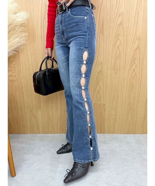 EVRIS(エヴリス)の「サイドビジューフレアデニムパンツ(デニムパンツ・レディース・ブルー/ブラック/インディゴブルー・X-SMALL/SMALL/MEDIUM)」の4枚目の写真