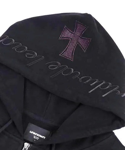 UNKNOWN LONDON（アンノウン・ロンドン）の「A'GEM/9 × .kom 『UNKNOWN LONDON/アンノウン ロンドン』 Cross Rhinestone Zip Hoodie②/クロスラインストーンジップアップパーカー②（パーカー・メンズ・ブラック×レッド/ホワイト/ブラック×パープル/ブラック×シルバー・L/M/XL）」の5枚目の写真