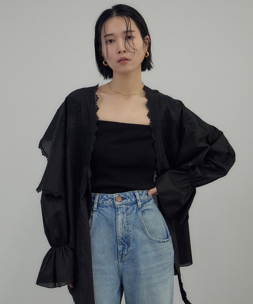 SALON adam et rope'（サロン アダム エ ロペ）の「クロスレースケープブラウス（シャツ/ブラウス・レディース・ブラック/オフホワイト・FREE）」の2枚目の写真