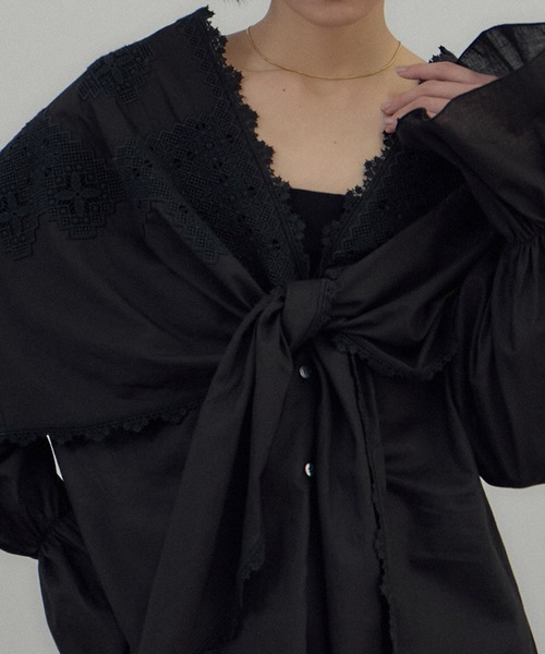 SALON adam et rope'（サロン アダム エ ロペ）の「クロスレースケープブラウス（シャツ/ブラウス・レディース・ブラック/オフホワイト・FREE）」の3枚目の写真